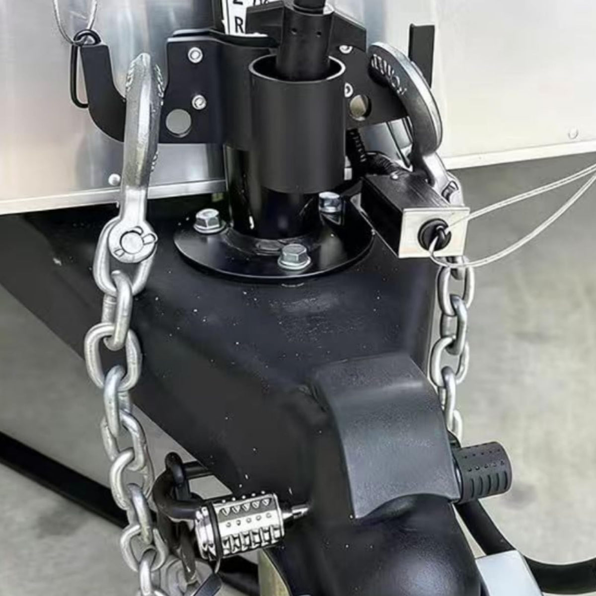 Aluminum Alloy Trailer Chain Holder with Ribbed Clamp Hook for Truck & RV